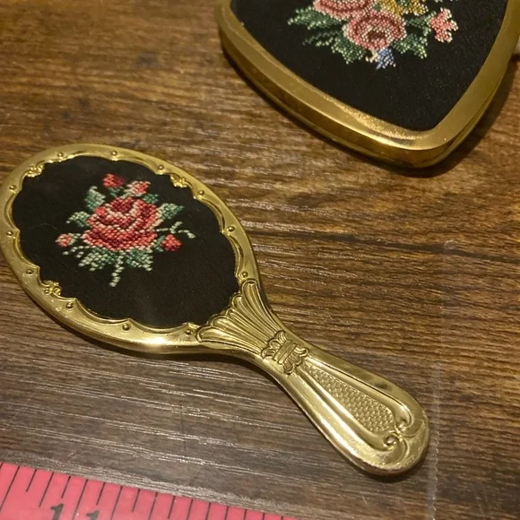 Vintage Rose Petit point embroidery on compact set - Picture 8 of 16